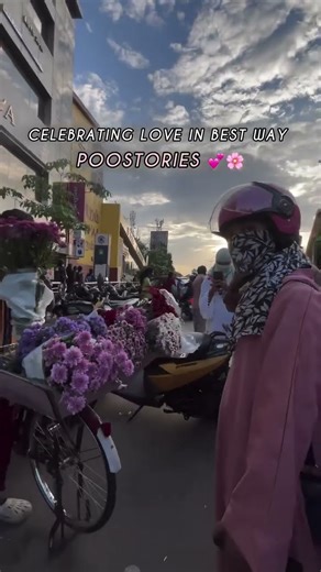 “Golden hour, flowers on wheels 🌅🌸🚲”💫INDIA'S first ever mobile flower shop 🙌 #flowergift