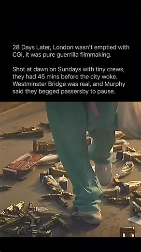 wow 😮 The opening of 28 Days Later (2002) is one of the most haunting in modern cinema, showing an eerily deserted London. Unlike today’s CGI-heavy methods, director Danny Boyle achieved the effect through guerrilla filmmaking. The crew shot at dawn on Sundays with only minutes to capture empty streets before the city stirred to life. Iconic spots like Westminster Bridge were shut down briefly, with crew members politely asking early passersby to wait. The result was a raw, unsettling realism t