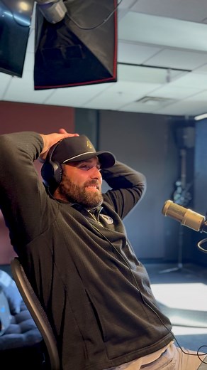 John Senning, Dizzy and 3-time Stanley Cup Champion Patty Maroon take on the best hockey smelling salts we could find on the internet 🧂 #SenningShow #bonetv #GoBolts | 102.5 THE BONE