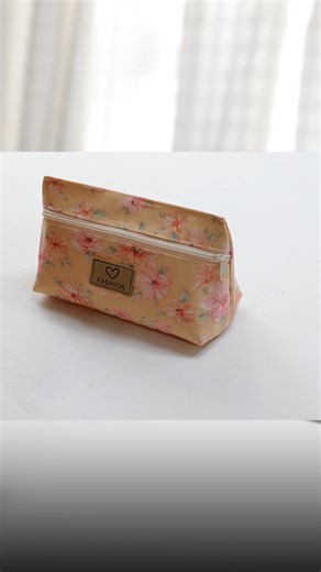 The simple way how to make a cute zipper pouch bag. #diy #howto #sewing #reelsfacebook #reelsviralシ #fabricbag #diybags #zipperpouch #sewingproject #sewingtutorial | Ae PooiM