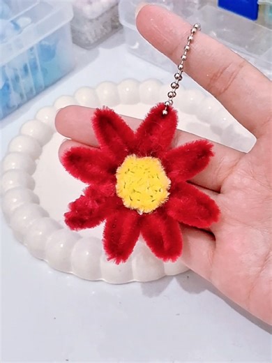 a simple keychain with pipe cleaners #cutekeychain #ideas #flowers #crafting #pipecleanerart