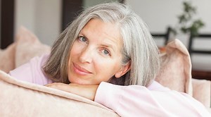 Frisören: Så gå du från blont till grått hår – snygga metoden