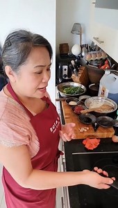 1.9K views | Saiphin Moore, the founder of Rosa's Thai Cafe, shows us how to cook the famous Thai street food staple Pad See Ewe - also known as flat noodles stir-fry | Yorkshire Evening Post | Facebook