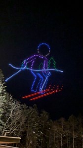 As Japan’s first regularly scheduled drone show, hundreds of drones take to the night sky, flying in perfect formation to create breathtaking scenes through light and motion 😯 In a video filmed at a recent event, you can even spot a skier gliding across the sky. The movement is so realistic that it naturally builds anticipation—what kind of motion will appear next? Familiar and beloved motifs also emerge one after another, including cows from the resort’s farm area🐄, the shape of Hokkaido, and