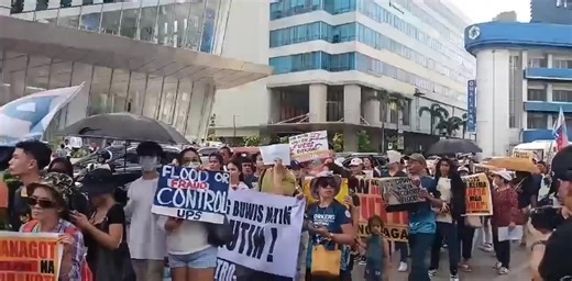 WATCH | NEWS UPDATE: Cause-oriented groups along with church groups stage an indignation rally at the Fuente Osmeña Circle in Cebu City on Sunday, September 21, 2025 that condemns both systemic and grand corruption in government. | via John Kim Bote/GMA Super Radyo Cebu #GMARegionalTV #LocalNewsMatters #GMAIntegratedNews | GMA Regional TV News