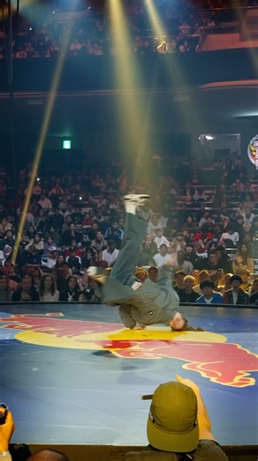 hand up then caught the beat! 🔊 B-Girl Jazzy