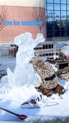 Live sculpting @ Eau Claire plaza
