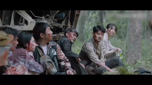 The little boy is being attacked by a devil frog, while on the other side, he is also trying to evade a Tyrannosaurus Rex's search! 小男孩被魔鬼蛙攻击，另一边也正在躲避暴龙的探查！ #大蛇3龙蛇之战 #snake3 #优酷电影 #youkumovie | Youku Movie