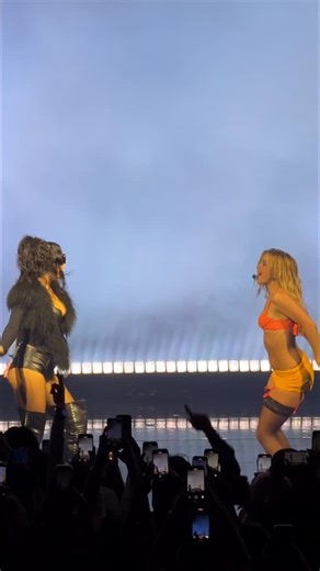 13 reactions · 8 comments | Charli Xcx fue la invitada en el concierto de Addison Rae en L.A. para cantar ‘2 die 4’ | InStyle México | Facebook