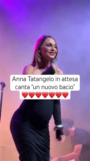 Anna Tatangelo in attesa canta in live #annatatangelo #live #concerto