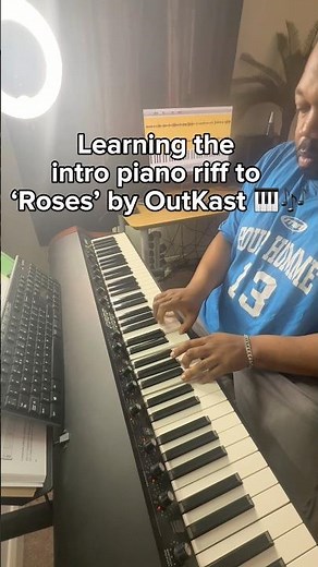 Learning the intro piano riff to 'Roses' by OutKast 🎹🎶 #piano #2000sthrowback #Roses #Outkast