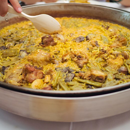 People are really angry about Jamie Oliver's paella recipe