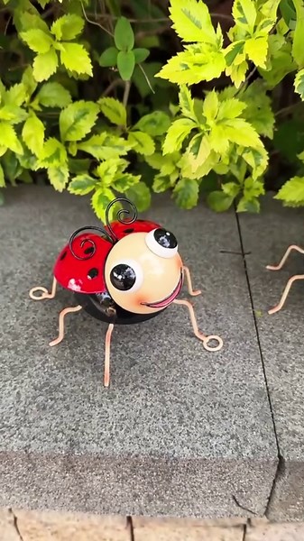 Metal Yard Art Garden Decor for Outside Cute Red Ladybugs Lawn Patio Ornaments Backyard Decorations Garden Gifts for Mom - Set of 2