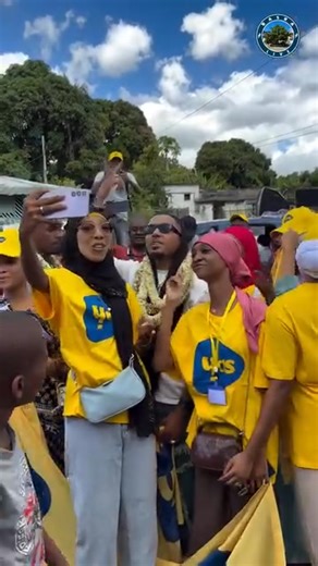 39K views · 1.1K reactions | Après avoir fait vibrer la scène du Daradja Festival à la Grande Comore, Goulam, le soigneur des cœurs, est retourné sur son île natale, Anjouan, pour un moment plein d’émotion. L’accueil fut à la hauteur : chants, danses, youyous et ovations ont accompagné ce retour aux sources. Vidéo de #Basra_Live | Sur les traces de la Culture Comorienne | Facebook