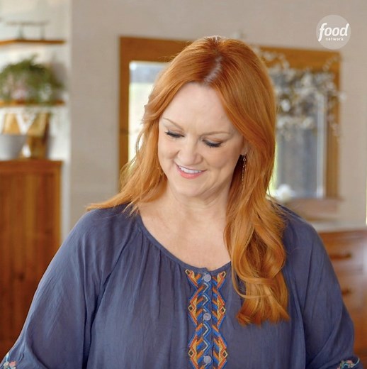 Combine everything you love about sizzling fajitas into a fast, fresh salad for family supper! 🌶️🌶️ Catch new episodes of The Pioneer Woman - Ree Drummond every Saturday at 10a|9c! Save the recipe: https://foodtv.com/2BzrPbx | Food Network