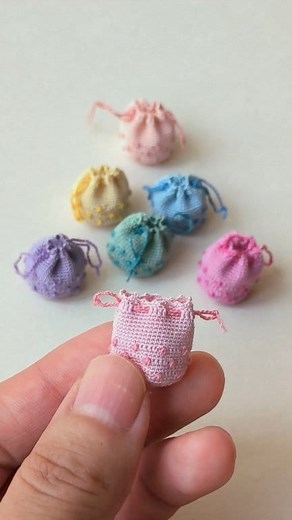 218K views · 5.3K reactions | I made these miniature crochet bags a while ago, they were so colorful and fun to make! I don’t make them these days, but I still smile every time I see them. 勺 | Giovanna Guerrero | Facebook