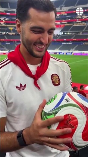 Mikel Merino recibe el balón que ha dado la victoria a España y se acuerda de los Sanfermines