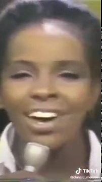 Gladys Knight & the Pips performing “I Heard it Through the Grapevine” on Soul Train in 1972! Marvin Gaye, CCR, and Smokey Robinson also recorded the track… Which artist sang your favorite version of the song? #Remix #GladysKnightAndThePips