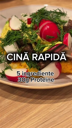 O cină simplă, dar extrem de echilibrată… De multe ori cina devine fie prea ușoară (și apare foamea mai târziu),fie prea grea (și simți că nu te mai poți mișca) Adevărul este că totul ține de echilibru. Iar farfuria asta este un exemplu foarte bun Ingrediente: * 100 g cartof dulce copt * 100 g cartof copt * 100 g carne de vită (burger simplu) * 50 grame avocado * 100 g ridichi * mărar proaspăt * sare, piper Mod de preparare: 1. Fierbe cartofii și ulterior faci un piure cremos asezonat cu sare , 