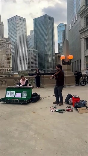 When piano meets violin — the street turns into a concert hall. #musica #chicago #violin #pianist