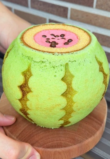 スイカバウムクーヘン｜お菓子のたいようで本物そっくりスイカ菓子