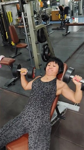 INCLINE DUMBBELL PRESS CHEST WOMEN #trindingshorts #chestworkout #chest dumbbell exercise