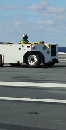 The Most Dangerous Landing in Aviation? ✈️⚠️ #military #usa #viral