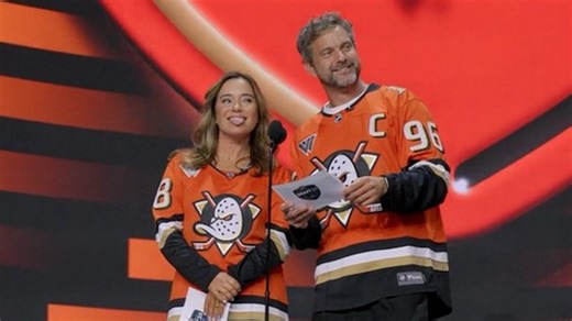 The Anaheim Ducks reunited "Mighty Duck" actors Joshua Jackson (Charlie Conway) and Marguerite Moreau (Connie Moreau) to make their NHL Draft pick. | Delaware Online
