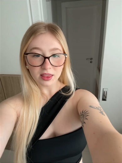 Selfie Tips from a Stylish Young Woman