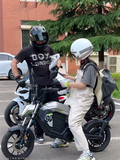 Riding to school would attract 8 handsome guys #motorcycle #moto #electric motorcycle