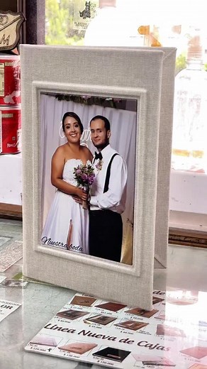FOTÓGRAFO 📸 Si quieres que tus entregas realmente destaquen… tienes que ver este Fotobook con pasta con ventana. 🔳 Ventana frontal para resaltar la foto principal 📖 Fotobook premium con acabados impecables 🎓 Ideal para grados, bodas y quince años 💎 Material resistente, duradero y con ese toque moderno que encanta a tus clientes 📍 Estamos en Medellín – Pasaje Junín, Edificio Los Cámbulos 🚚 Envíos nacionales a todo el país 💬 Escríbenos y píde tu catálogo: 👉 311 604 2225 👉 301 175 3706 ✨ 