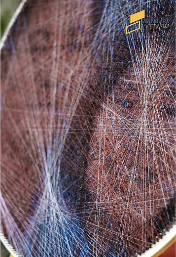 Dù ngoài kia bão giông, con vẫn luôn tìm về vòng tay cha mẹ. Mọi khó khăn xin gửi lại sau cánh cửa. Bước chân vào nhà là bình yên, là yêu thương đong đầy, là nơi con được chở che vô điều kiện. Tình cha mẹ bao la, ôm trọn con vào lòng. Mái ấm gia đình luôn là chốn bình yên nhất. Một bạn trẻ giấu tên tặng tranh cho gia đình! Cùng String Art Việt Nam gửi tranh tới tay bạn ấy nhé! #stringart #stringartvietnam #stringartist #stringartportrait #stringartvn