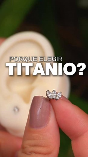 💎 ¿Sabías que el titanio es EL mejor material para tus piercings? ✨ Hipoalergénico, ligero y PERMANENTE. No más irritaciones ni alergias. Nuestros labrets de titanio grado implante son perfectos para cualquier piercing: tragus, helix, conch... ¡y más! ¿Cuál es tu piercing favorito? 👇 . . . . #EvolutionPiercing #Titanio #LabretTitanio #JoyasDePiercing #PiercingColombia #PiercingLovers | Evolution Piercing