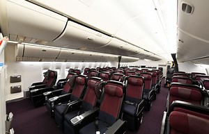 ワインレッドと黒のプレエコ　写真特集・JAL 777-300ER機内デザイン刷新（2）