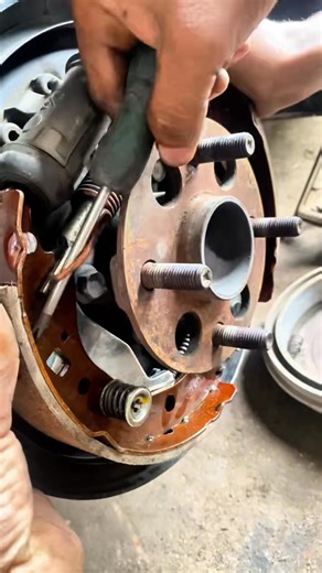19K views · 108 reactions | Mechanic tips and tricks! #cars #brakesystem #brakepads #brakepadservice#lock #reels #reelsvideoシ #upgradedmechanic | Upgraded Mechanic | Facebook