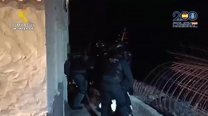 146K views · 1.4K reactions | La Guardia Civil y la Policía Nacional han desarticulado en Canarias una de las redes de narcotráfico «más activas de España». Se han intervenido 14 inmuebles, 38 vehículos y 24 embarcaciones. En este vídeo, divulgado por las fuerzas y cuerpos de seguridad estatales, se observan algunos momentos de esta operación policial. | Planeta Canario | Facebook