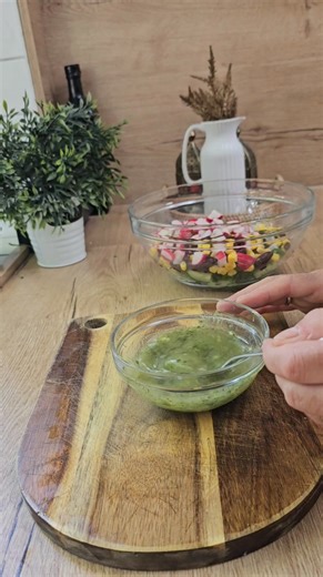 Heute habe ich einen erfrischenden Nudelsalat Rezept für euch ohne Mayonnaise Zutaten: NUDELN Salatgurke Lauchzwiebeln Radieschen 2 Packung Salat Kräuter Olivenöl Wasser Kidneybohnen Mais #Salat #Rezepte #food #recipes | Was kommt heute auf den Tisch?