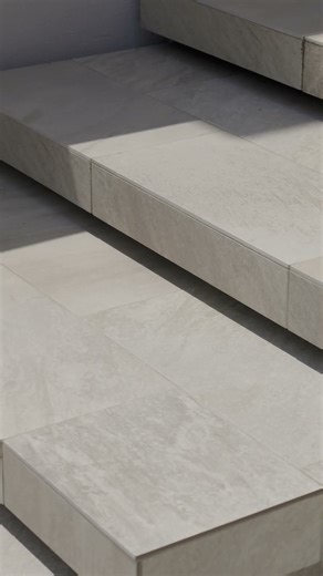 【暮らす、建築】天井高4.9m、光と影をまとう“内なる外” ― ソラリウムの家｜Sデザインファーム