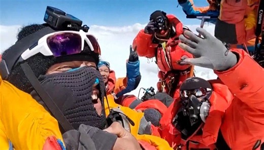 Chinese research team reaches summit of Mount Everest
