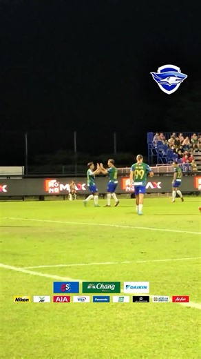 Chonburi Football Club on Instagram: "⚽ #GOAL 21’ 🦈 รชต หนองบัว พิชญ 🕊️ 1-1 🦈 ชลบุรี #NpfcChon 🔴 #ลีกคัพ 25/26 รอบ 32 ทีมสุดท้าย #ฉลามชล #ชลบุรีเอฟซี ChonburiFC"