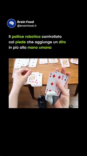 Brain Food on Instagram: "🖐️ Questo pollice robotico aggiunge letteralmente un dito extra alla mano umana 🤖👇 È controllato con micro‑movimenti del piede 🦶⚙️ — e nelle prove pubbliche, la maggior parte delle persone ha imparato a usarlo in pochi minuti, come se il cervello lo “adottasse” spontaneamente come parte del corpo 🧠💫. Qui non si tratta di sostituire ciò che manca 🩺, ma di potenziare ciò che già abbiamo 💪: un passaggio dall’assistenza alla vera estensione delle capacità umane. Imm