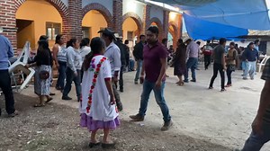 “Botella loko “ es una de la canciónes más populares en Metlatonoc gro, que fue compuesto por el grupo botella musical (botella loko) Pero en la actualidad está canción es cantada por varios grupos y nunca falta en las fiesta importante de la región. Canción; botella loko. Grupo; Na isavi san martin ñuu itia tanuu. Mayordomía de Colonia San Martín,Metlatonoc,Gro,2020. | Guerrero Región De La Montaña