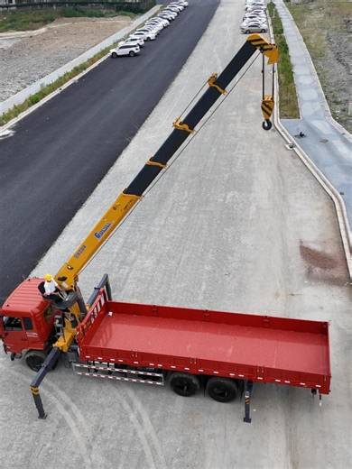 Overhead view of our truck-mounted crane in action. Smooth extension, stable lifting, precise control. One truck for transport and lifting, built for heavy-duty work. #specialvehicle #exporttruck #factories #deliver #truck #vehicle #wreckerfactory #roadassistance #cranetruck #crane #cranetrucks #highaltitudeobject #chassis