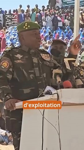 Tiani s’exprimant dans l’arène de lutte traditionnelle d’Agadez ce 12 novembre , a abordé la question de l’exploitation de l’uranium dans le département d’Arlit. Il a rappelé que cette ressource minière appartient au pays et a affirmé l’intention de la vendre à des acheteurs respectant des critères éthiques et de responsabilité. | Djibo Bonzougou Ibrahim