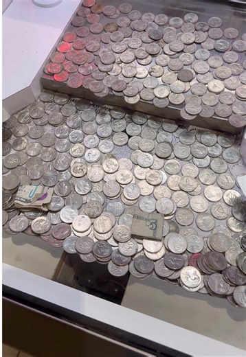 Day 93 Trying to Win MONEY from the Coin Pusher! #arcade #arcadewarrior #coinpusher #money #fyp