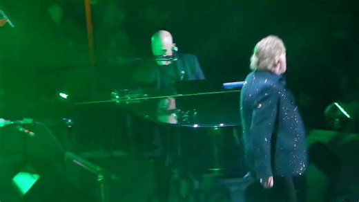 🚨| EL JEFE APARECIÓ Hace unos minutos Axl Rose se subió al escenario junto a Billy Joel en el Madison Square Garden para interpretar "Live and Let Die". ¡Aquí te dejamos el video! ✨ | Welcome to the Nightrain