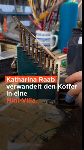 so.arte/twist-mini 🎨 Klein , kleiner, noch kleiner - großartig! Miniaturkünstlerin Katharina Raab erschafft in einem simplen Koffer eine mehrstöckige Hexenvilla voller aufregender Details. Auf social media begeistert sie mit diesem und ähnlichen Werken Hunderttausende. Noch mehr Kunst im Mini-Format gibt's in dieser TWIST-Folge: ➡ so.arte/twist-mini | Arte