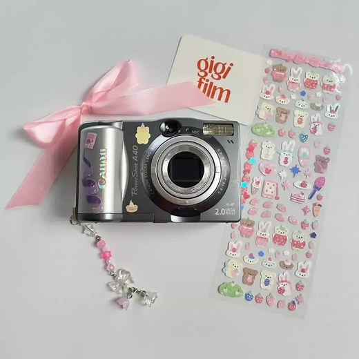 ੈ✩‧₊˚ Canon PowerShot A40 ⋆⭒˚.⋆ 🇲🇾 Rm 251 𝒅𝒆𝒕𝒂𝒊𝒍𝒔 𓍢ִ໋🌷͙֒ ⤿ 2-megapixel ⤿ 3x optical zoom ⤿ with white balance cloudy ⤿ scene modes ⤿ with CCD sensor ⤿ very film like outputs!! ⤿ fully functional; flash, & buttons working ⤿ seller’s personal favorite ˚˖𓍢ִ໋🦢˚ 𝒊𝒏𝒄𝒍𝒖𝒔𝒊𝒐𝒏𝒔: AA battery, cf card, camera strap, charger, beaded charms, cute stickers 𓏲 ๋࣭ ࣪ ˖🎐 𝒄𝒐𝒔𝒎𝒆𝒕𝒊𝒄𝒔: 8/10 𝒊𝒔𝒔𝒖𝒆: none 🧸ྀི 𝒓𝒆𝒎𝒊𝒏𝒅𝒆𝒓𝒔 ˚ʚ♡ɞ˚ 𝗡𝗢 𝗿𝗲𝘁𝘂𝗿𝗻/𝗲𝘅𝗰𝗵𝗮𝗻𝗴𝗲/𝗿𝗲𝗳𝘂𝗻𝗱. P