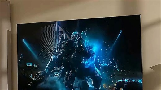 TCL电视，画质清晰色彩真实，音效沉浸震撼，畅享影院级视听体验。搭载灵控系统，秒速开机无广告，智能语音操控便捷省心。适合家庭追剧、游戏娱乐，老人孩子都会用，带来