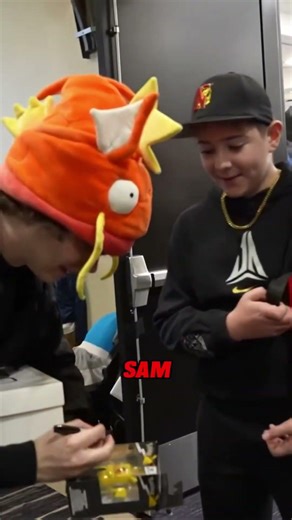 ¡Autógrafo sorpresa de carta Pokémon y momento con fan!